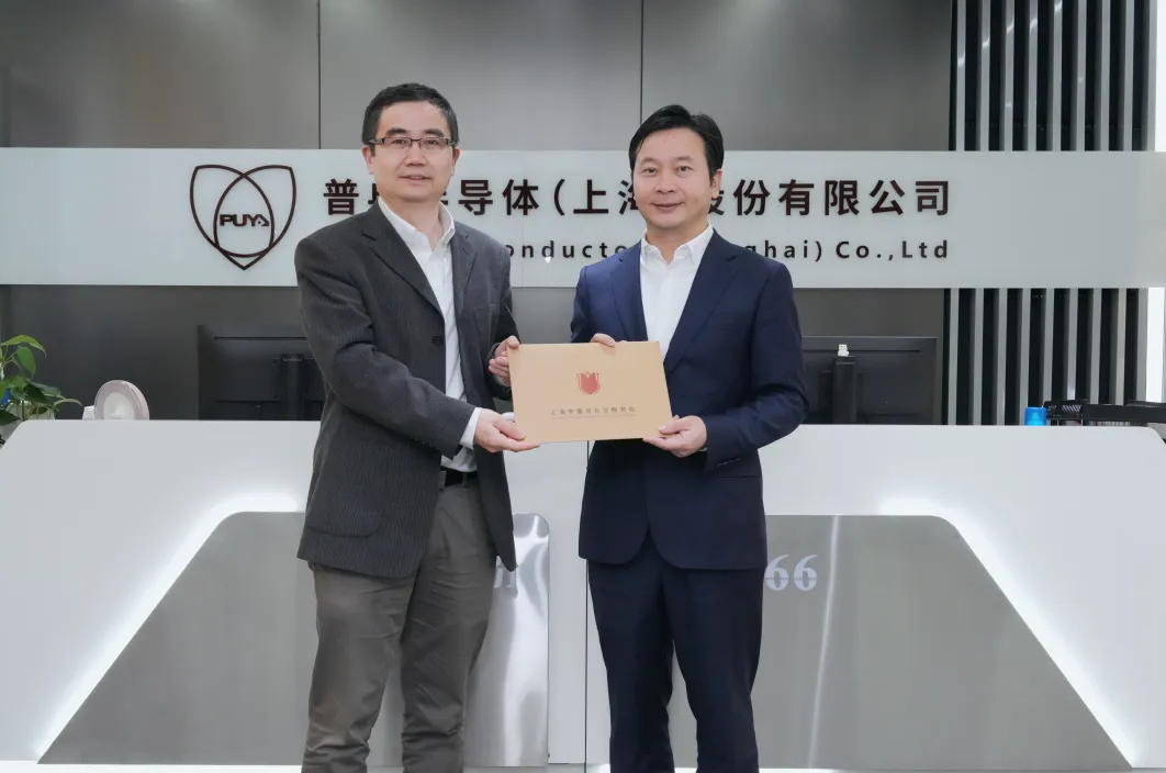 浦东新区领导莅临龙8股份调研指导(图1)